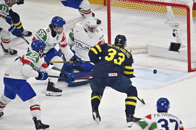 FRIBOURG, SCHWEIZ 20260522 Italiens malvakt Damian Clara tappar pucken in i mal men malet döms bort under fredagens match i ishockey-VM (grupp B) mellan Sverige och Italien pa BCF Arena, Fribourg i Schweiz.