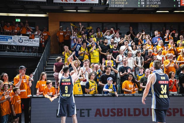 1. Basketball Bundesliga, easyCredit BBL, Saison 2025 2026, Herren, Playoffs, Viertelfinale, Spiel 3, 22.05.2026, RASTA Vechta - ALBA Berlin Die Fans von ALBA Berlin nach der Partie Vechta RASTA Dome Niedersachsen Deutschland