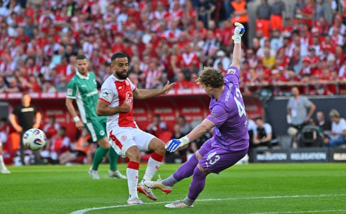 22.05.2026 - Fussball - Saison 2025 2026 - Relegation 2. Fussball Bundesliga - Hinspiel: Rot Weiss Essen RWE - SpVgg Greuther Fürth ( Kleeblatt ) - Sportfoto Zink MeZi - xmexzix - DFL regulations prohibit any use of photographs as image sequences and or quasi-video - only for editorial use - Ramien Safi (7, Rot-Weiss Essen ) Silas Prüfrock (43, SpVgg Greuther Fürth )