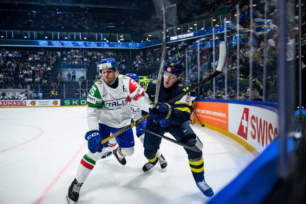260522 Luca Zanatta of Italy and Simon Holmström of Sweden during the 2026 IIHF Ice hockey, Eishockey World Championship, WM, Weltmeisterschaft match between Sweden and Italy on May 22, 2026 in Fribourg. Photo: Jesper Zerman BILDBYRAN kod JZ JZ0726 ishockey ice hockey ishockey-vm 2026 vm 2026 iihf world championship sverige sweden italien italy bbeng Copyright: JESPERxZERMAN BB260522JZ101