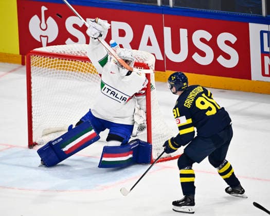 FRIBOURG, SWITZERLAND 20260522 Sweden s Carl Grundström (out of picture) scores 1-0 behind Italy s goalie Damian Clara during Friday s match in the Ice hockey, Eishockey World Championship, WM, Weltmeisterschaft (Group B) between Sweden and Italy at the BCF Arena, Fribourg, Switzerland.