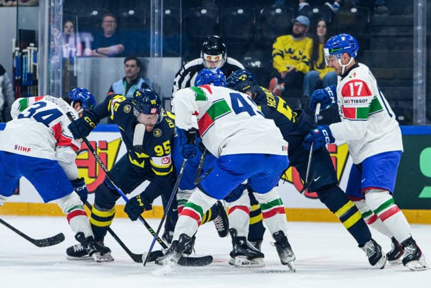 260522 Jacob De La Rose of Sweden during the 2026 IIHF Ice hockey, Eishockey World Championship, WM, Weltmeisterschaft match between Sweden and Italy on May 22, 2026 in Fribourg. Photo: Jesper Zerman BILDBYRAN kod JZ JZ0726 ishockey ice hockey ishockey-vm 2026 vm 2026 iihf world championship sverige sweden italien italy bbeng Copyright: JESPERxZERMAN BB260522JZ102