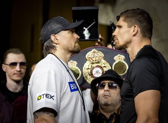 CAIRO - World champion Oleksandr Usyk and boxer Rico Verhoeven during a weigh-in at the Grand Egyptian Museum ahead of the title fight at the Pyramids of Giza. KOEN VAN WEEL ANP xVIxANPxSportx xxANPxIVx 559069235 originalFilename: 559069235.jpg