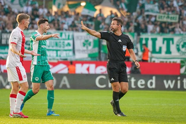 Deutschland: Fussball 2. Bundesliga Relegation 2025 - 2026 - Rot Weiss Essen vs SpVgg Greuther-Fürth - Stadion an der Hafenstraße (Essen): Schiedsrichter Daniel Schlager Copyright: xJOERANxSTEINSIEKx