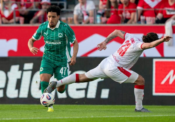 Zweikampf zwischen: duel between: Sayfallah Ltaief (SpVgg Greuther Fuerth, 47) li. Und Jose Enrique Rios Alonso (Rot-Weiss Essen, 23) Rot Weiss Essen - SpVgg Greuther Fürth, Fussball, Relegation zur 2. Bundesliga, Stadion an der Hafenstraße, Essen DFL regulations prohibit any use of photographs as image sequences and or quasi-video. Copyright: HMBxMedia xMarcoxBader