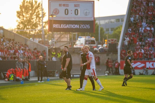Deutschland: Fussball 2. Bundesliga Relegation 2025 - 2026 - Rot Weiss Essen vs SpVgg Greuther-Fürth - Stadion an der Hafenstraße (Essen): Ben Hüning Ben Huening (Rot-Weiss Essen, 15) muss ausserhalb des Platzes behandelt werden Copyright: xJOERANxSTEINSIEKx