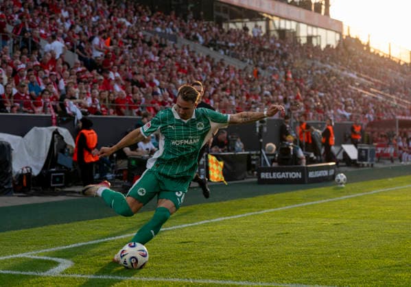 Felix Klaus (SpVgg Greuther Fuerth, 30) Rot Weiss Essen - SpVgg Greuther Fürth, Fussball, Relegation zur 2. Bundesliga, Stadion an der Hafenstraße, Essen DFL regulations prohibit any use of photographs as image sequences and or quasi-video. Copyright: HMBxMedia xMarcoxBader