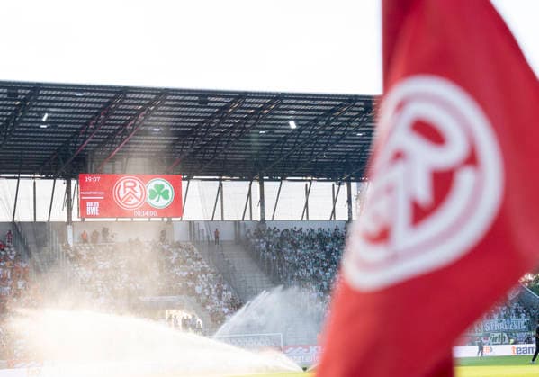 Eckfahne mit RW Essen Logo. Im Hintergrund ist die Anzeigetafel zu sehen mit der Spielpaarung Rot Weiss Essen - SpVgg Greuther Fürth, Fussball, Relegation zur 2. Bundesliga, Stadion an der Hafenstraße, Essen DFL regulations prohibit any use of photographs as image sequences and or quasi-video. Copyright: HMBxMedia xMarcoxBader