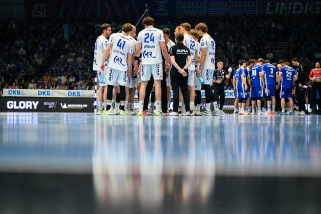 Auszeit Len Farell Kehrmann (TBV Lemgo Lippe, 41), Joel Willecke (TBV Lemgo Lippe, 24), Adam Nyfjaell (TBV Lemgo Lippe, 22), Frederik Simak (TBV Lemgo Lippe, 08), Hendrik Wagner (TBV Lemgo Lippe, 28), Tim Suton (TBV Lemgo Lippe, 23), Tillman Leu (ThSV Eisenach, 99), Oskar Joelsson (ThSV Eisenach, 03), Felix Aellen (ThSV Eisenach, 22) GER, ThSV Eisenach gegen TBV Lemgo Lippe, 1. Daikin Handballbundesliga, Handball, 32.Spieltag, Saison 2025 2026, 22.05.2026 GER, ThSV Eisenach gegen TBV Lemgo Lippe, 1. Daikin Handballbundesliga, Handball, 32.Spieltag, Saison 2025 2026, 22.05.2026 Eisenach Copyright: xEibner-Pressefoto MartinxHerbstx EP_MHT