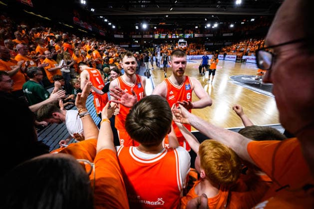 22.05.2026, Rasta Dome, Vechta Basketball, easyCredit Bundesliga, Playoffs Viertelfinale, Rasta Vechta vs. ALBA Berlin Jubel Linus Trettin ( 15 Vechta), Luc van Slooten ( 6 Vechta) nach Sieg bei Fans