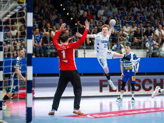 DAIKIN HBL HANDBALL HERREN 1. BL 32. SPIELTAG THSV EISENACH - TBV LEMGO LIPPE ** NUR FÜR REDAKTIONELLE ZWECKE ** EDITORIAL USE ONLY **<p>22 05 2026-Eisenach: DAIKIN HBL Handball 1. Bundesliga Herren Saison 2025 - 2026 32. Spieltag Werner Assmann Halle ThSV Eisenach - TBV Lemgo Lippe im Foto: Jarnes Faust 35 (TBV Lemgo Lippe) im Zweikampf mit Torhüter Matija Spikic 1 (ThSV Eisenach) ( Deutschland Thüringen Eisenach Copyright: SaschaxFromm