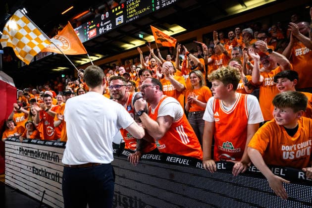 22.05.2026, Rasta Dome, Vechta Basketball, easyCredit Bundesliga, Playoffs Viertelfinale, Rasta Vechta vs. ALBA Berlin Jubel Christian Held (Trainer Headcoach Vechta) nach Sieg bei Fans