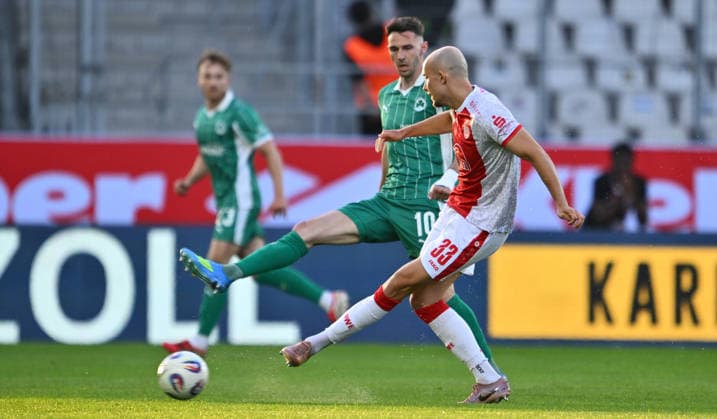 22.05.2026 - Fussball - Saison 2025 2026 - Relegation 2. Fussball Bundesliga - Hinspiel: Rot Weiss Essen RWE - SpVgg Greuther Fürth ( Kleeblatt ) - Sportfoto Zink - xwoxzix - DFL regulations prohibit any use of photographs as image sequences and or quasi-video - only for editorial use - Branimir Hrgota (10, SpVgg Greuther Fürth ) Tobias Kraulich (33, Rot-Weiss Essen )