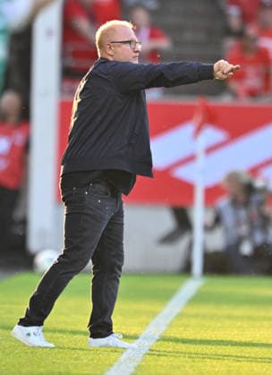 22.05.2026 - Fussball - Saison 2025 2026 - Relegation 2. Fussball Bundesliga - Hinspiel: Rot Weiss Essen RWE - SpVgg Greuther Fürth ( Kleeblatt ) - Sportfoto Zink - xwoxzix - DFL regulations prohibit any use of photographs as image sequences and or quasi-video - only for editorial use - Heiko Vogel ( Trainer SpVgg Greuther Fürth ) zeigt deutet