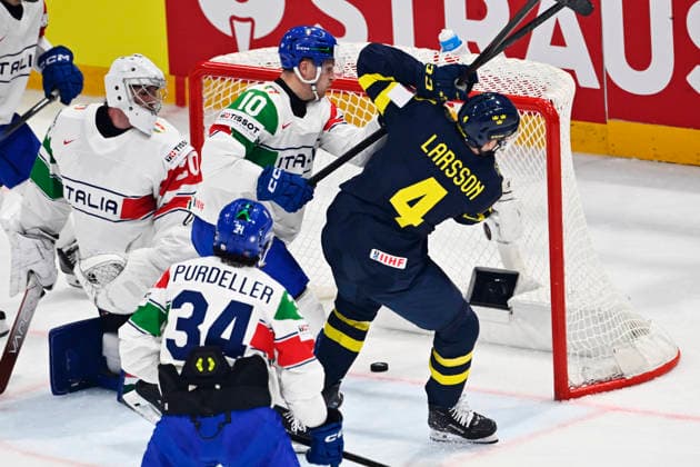 FRIBOURG, SCHWEIZ 20260522 Sveriges Jacob Larsson sparkar in pucken i mal och det blir bortdömt under fredagens match i ishockey-VM (grupp B) mellan Sverige och Italien pa BCF Arena, Fribourg i Schweiz.