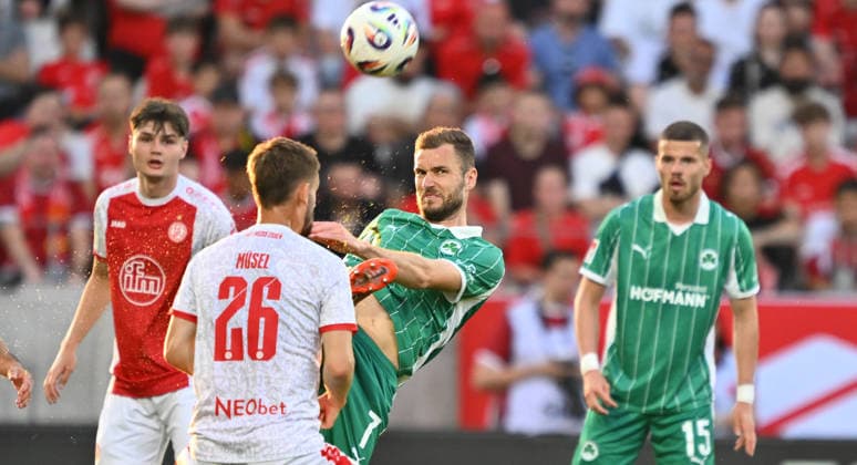 22.05.2026 - Fussball - Saison 2025 2026 - Relegation 2. Fussball Bundesliga - Hinspiel: Rot Weiss Essen RWE - SpVgg Greuther Fürth ( Kleeblatt ) - Sportfoto Zink - xwoxzix - DFL regulations prohibit any use of photographs as image sequences and or quasi-video - only for editorial use - Torben Müsel (26, Rot-Weiss Essen ) Dennis Srbeny (7, SpVgg Greuther Fürth )