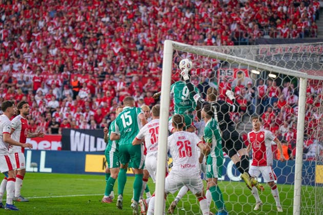 Deutschland: Fussball 2. Bundesliga Relegation 2025 - 2026 - Rot Weiss Essen vs SpVgg Greuther-Fürth - Stadion an der Hafenstraße (Essen): Jakob Golz (Rot-Weiss Essen, 1) in Aktion Copyright: xJOERANxSTEINSIEKx