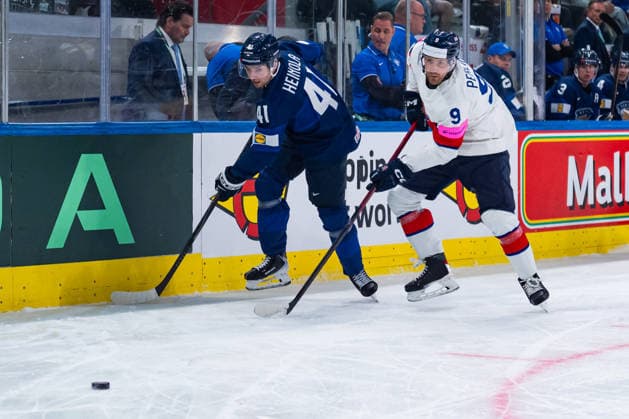 ZURICH, SWITZERLAND - MAY 22: Brett Perlini (Great Britain, 9) in the battle for the puck with -41in- during the Preliminary Round - Group A Match 35 between Finland and Great Britain at the IIHF Ice hockey, Eishockey World Championship, WM, Weltmeisterschaft 2026, Swiss Life Arena on May 22, 2026 in Zurich, Switzerland. Zurich Switzerland Copyright: xTimoxSteinx