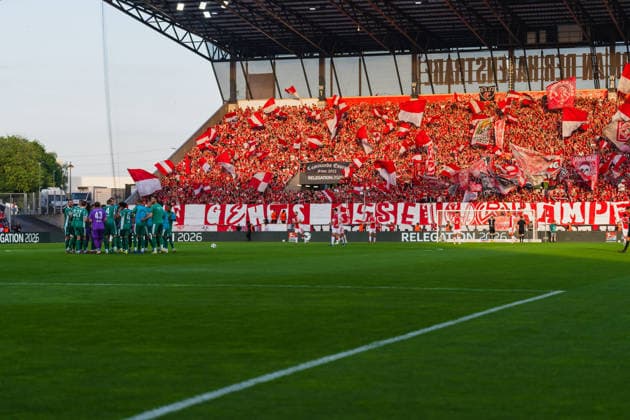 Greuther Fuerth schwoert sich ein Rot-Weiss Essen vs. SpVgg Greuther Fuerth, Fussball, 2.Bundesliga-Relegation 2025 26, Relegation-Hinspiel, Saison 2025 26, 22.05.2026, DFL REGULATIONS PROHIBIT ANY USE OF PHOTOGRAPHS AS IMAGE SEQUENCES AND OR QUASI-VIDEO, Rot-Weiss Essen vs. FC Ingolstadt 04, Fussball, 2.Bundesliga-Relegation 2025 26, Relegation-Hinspiel, Saison 2025 26, 22.05.2026 Essen Copyright: xEibner-Pressefoto LukasxBaldygax EP_LBA