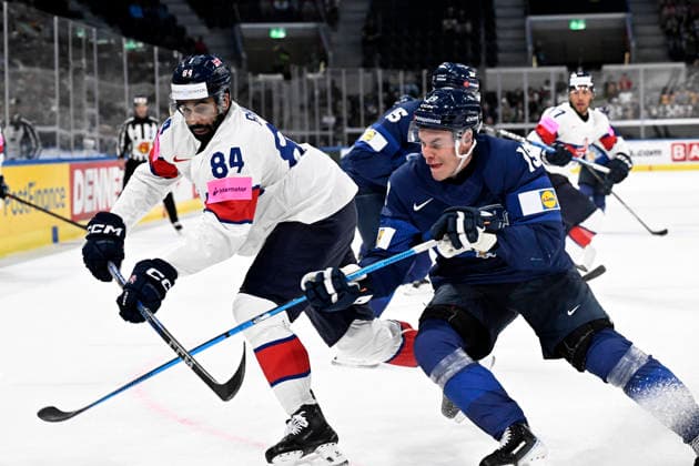 LKS 20260522 Travis Brown (L) of Britain vies the puck with Waltteri Merelä of Finland during the 2026 IIHF Ice hockey, Eishockey World Championships preliminary round group A match between Finland and Great Britain in Zurich on May 22th, 2026. - RONI REKOMAA Zürich Switzerland dkt2-sKVjko  Copyright: xRonixRekomaax dkt2-sKVjko