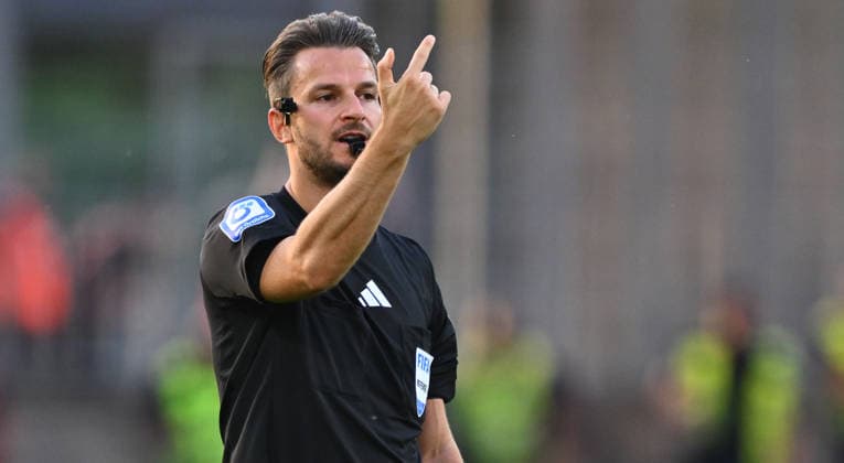 22.05.2026 - Fussball - Saison 2025 2026 - Relegation 2. Fussball Bundesliga - Hinspiel: Rot Weiss Essen RWE - SpVgg Greuther Fürth ( Kleeblatt ) - Sportfoto Zink - xwoxzix - DFL regulations prohibit any use of photographs as image sequences and or quasi-video - only for editorial use - Daniel Schlager (Schiedsrichter)