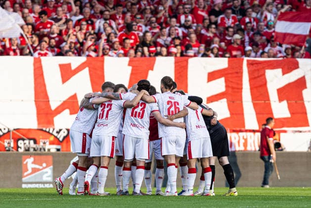 2.Bundesliga, Relegation: Rot-Weiss Essen - SpVgg Greuther Fürth; 22.05.2026 Rot-Weiss Essen im Teamkreis bis zum Spielbeginn. 2.Bundesliga, Relegation: Rot-Weiss Essen - SpVgg Greuther Fürth; Stadion an der Hafenstraße, Essen; 22.05.2026 DFL DFB regulations prohibit any use of photographs as image sequences and or quasi video. Copyright: xBEAUTIFULxSPORTS Buriakovx