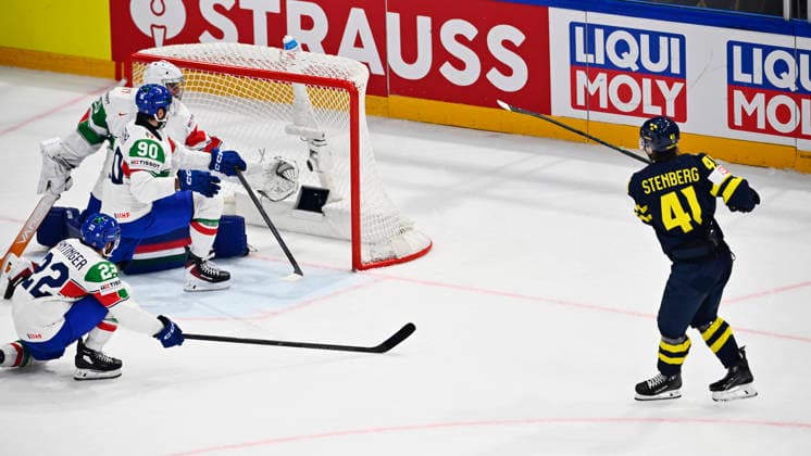 FRIBOURG, SWITZERLAND 20260522 Sweden s Ivar Stenberg celebrates after 2-0 behind Italy s goalie Damian Clara during Friday s match in the Ice hockey, Eishockey World Championship, WM, Weltmeisterschaft (Group B) between Sweden and Italy at the BCF Arena, Fribourg, Switzerland.