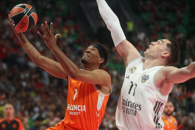Valencia Basket v Real Madrid - EuroLeague Final Four ATHENS, GREECE - MAY 22: Kameron Taylor (L) of Valencia Basket in action against Mario Hezonja (R) of Real Madrid during the EuroLeague Final Four match between Valencia Basket and Real Madrid at OAKA Arena in Athens, Greece, on May 22, 2026. Ayhan Mehmet Anadolu Athens Greece. Editorial use only. Please get in touch for any other usage.  Copyright: x2026xAnadoluxAyhanxMehmetx