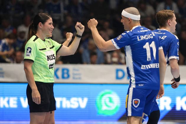 2026.05.22, xkwix, Handball, HBL, ThSV Eisenach - TBV Lemgo Lippe, Werner-Aßmann-Halle, 32.Spieltag, Saison 2025 2026: Schiedsrichterin Tanja Kuttler vor Spielbeginn mit Abklatschen mit Gian Attenhofer (ThSV Eisenach 11) Photo: xKamilxWilkowskixPressefotoKochx Thüringen Deutschland *** 2026 05 22, xkwix, Handball, HBL, ThSV Eisenach TBV Lemgo Lippe, Werner Aßmann Halle, 32 Matchday, Season 2025 2026 Referee Tanja Kuttler before the start of the match with Gian Attenhofer ThSV Eisenach 11 Photo xKamilxWilkowskixPressefotoKochx Thüringen Germany