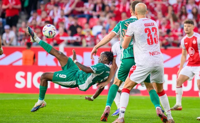 22.05.2026 - Fussball - Saison 2025 2026 - Relegation 2. Fussball Bundesliga - Hinspiel: Rot Weiss Essen RWE - SpVgg Greuther Fürth ( Kleeblatt ) - Sportfoto Zink - xwoxzix - DFL regulations prohibit any use of photographs as image sequences and or quasi-video - only for editorial use - versuch Fallrückzieher Noel Futkeu (9, SpVgg Greuther Fürth )