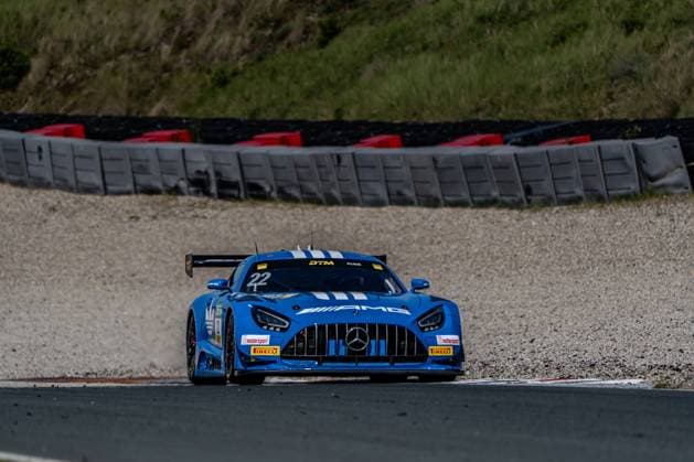 Lucas Auer ( 22, Mercedes-AMG Team Landgraf) pilotiert seinen Mercedes-AMG GT3 beim DTM-Rennen am 22. Mai 2026 auf dem Circuit Park Zandvoort. Der Rennwagen in leuchtendem Blau mit weißen Streifen und AMG-Branding fährt auf der trockenen Rennstrecke vor der Streckenbegrenzung. Lucas Auer ( 22, Mercedes-AMG Team Landgraf) beim DTM-Training in Zandvoort Copyright: xMichaelxSchäferx