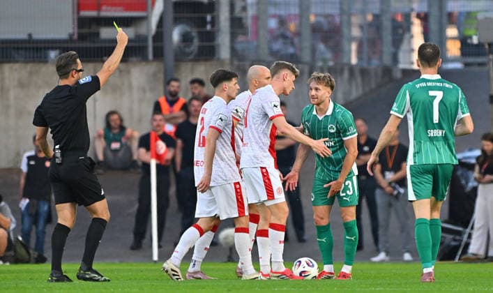 22.05.2026 - Fussball - Saison 2025 2026 - Relegation 2. Fussball Bundesliga - Hinspiel: Rot Weiss Essen RWE - SpVgg Greuther Fürth ( Kleeblatt ) - Sportfoto Zink MeZi - xmexzix - DFL regulations prohibit any use of photographs as image sequences and or quasi-video - only for editorial use - Daniel Schlager (Schiedsrichter)zeigt Jannik Dehm ( 23, SpVgg Greuther Fürth ) gelbe Karte Gelb