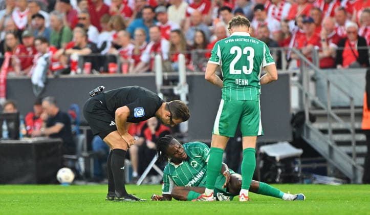 22.05.2026 - Fussball - Saison 2025 2026 - Relegation 2. Fussball Bundesliga - Hinspiel: Rot Weiss Essen RWE - SpVgg Greuther Fürth ( Kleeblatt ) - Sportfoto Zink MeZi - xmexzix - DFL regulations prohibit any use of photographs as image sequences and or quasi-video - only for editorial use - Noel Futkeu (9, SpVgg Greuther Fürth ) angeschlagen am Boden