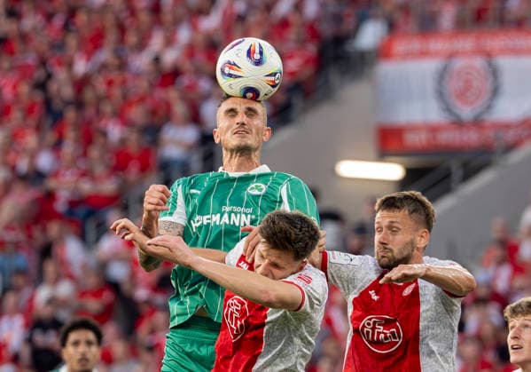 Kopfballduell zwischen Header duel between Philipp Ziereis (SpVgg Greuther Fuerth, 4) und Michael Kostka (Rot-Weiss Essen, 2) re. Rot Weiss Essen - SpVgg Greuther Fürth, Fussball, Relegation zur 2. Bundesliga, Stadion an der Hafenstraße, Essen DFL regulations prohibit any use of photographs as image sequences and or quasi-video. Copyright: HMBxMedia xMarcoxBader