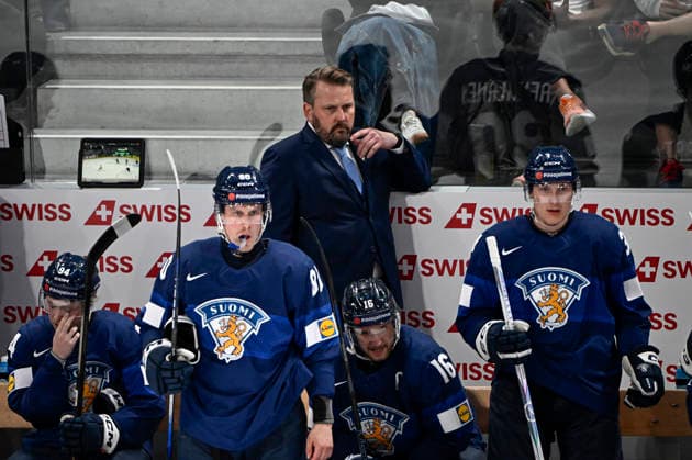 LKS 20260522 Head Coach Antti Pennanen of Finland tends the bench during the 2026 IIHF Ice hockey, Eishockey World Championships preliminary round group A match between Finland and Great Britain in Zurich on May 22th, 2026. - RONI REKOMAA Zürich Switzerland hDXqngxwzbg  Copyright: xRonixRekomaax hDXqngxwzbg