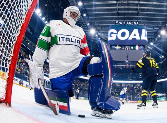 260522 Goaltender Damian Clara of Italy looks dejected after 2-0 during the 2026 IIHF Ice hockey, Eishockey World Championship, WM, Weltmeisterschaft match between Sweden and Italy on May 22, 2026 in Fribourg. Photo: Jesper Zerman BILDBYRAN kod JZ JZ0726 ishockey ice hockey ishockey-vm 2026 vm 2026 iihf world championship sverige sweden italien italy bbeng depp Copyright: JESPERxZERMAN BB260522JZ111