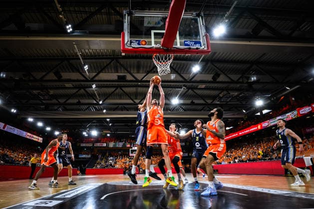 22.05.2026, Rasta Dome, Vechta Basketball, easyCredit Bundesliga, Playoffs Viertelfinale, Rasta Vechta vs. ALBA Berlin Zweikampf zwischen Tibor Pleiß Pleiss ( 22 Vechta) und Norris Agbakoko ( 17 Berlin) unter dem Korb