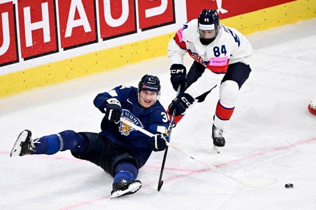 LKS 20260522 Aatu Räty (L) of Finland vies the puck with Travis Brown of Britain during the 2026 IIHF Ice hockey, Eishockey World Championships preliminary round group A match between Finland and Great Britain in Zurich on May 22th, 2026. - RONI REKOMAA Zürich Switzerland bBGRWHxc8bM  Copyright: xRonixRekomaax bBGRWHxc8bM