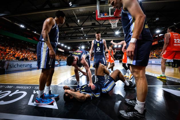 22.05.2026, Rasta Dome, Vechta Basketball, easyCredit Bundesliga, Playoffs Viertelfinale, Rasta Vechta vs. ALBA Berlin Norris Agbakoko ( 17 Berlin) nach Zweikampf am Boden