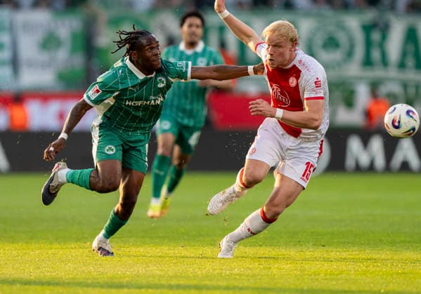 Zweikampf zwischen: duel between: Ben Huening (Rot-Weiss Essen, 15) re. und Noel Futkeu (SpVgg Greuther Fuerth, 9) Rot Weiss Essen - SpVgg Greuther Fürth, Fussball, Relegation zur 2. Bundesliga, Stadion an der Hafenstraße, Essen DFL regulations prohibit any use of photographs as image sequences and or quasi-video. Copyright: HMBxMedia xMarcoxBader
