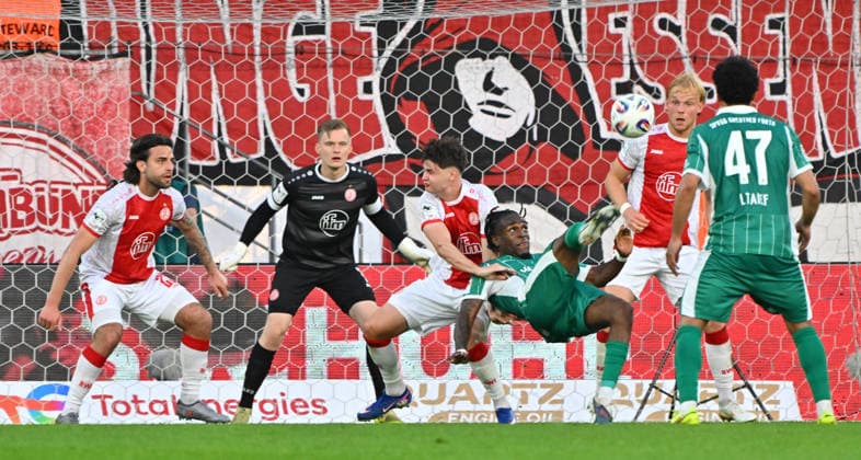 22.05.2026 - Fussball - Saison 2025 2026 - Relegation 2. Fussball Bundesliga - Hinspiel: Rot Weiss Essen RWE - SpVgg Greuther Fürth ( Kleeblatt ) - Sportfoto Zink MeZi - xmexzix - DFL regulations prohibit any use of photographs as image sequences and or quasi-video - only for editorial use - Noel Futkeu (9, SpVgg Greuther Fürth ) Fallrückzieher
