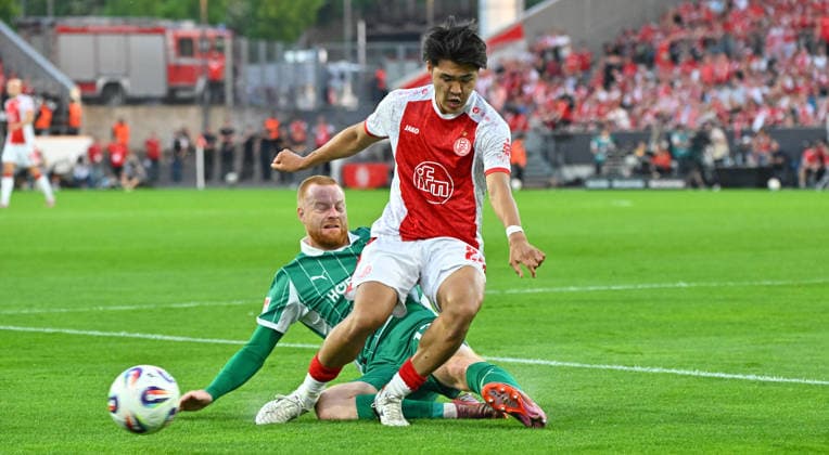 22.05.2026 - Fussball - Saison 2025 2026 - Relegation 2. Fussball Bundesliga - Hinspiel: Rot Weiss Essen RWE - SpVgg Greuther Fürth ( Kleeblatt ) - Sportfoto Zink MeZi - xmexzix - DFL regulations prohibit any use of photographs as image sequences and or quasi-video - only for editorial use - Kaito Mizuta (24, Rot-Weiss Essen ) vor Paul Will (13, SpVgg Greuther Fürth )