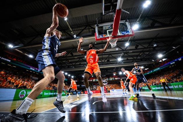 22.05.2026, Rasta Dome, Vechta Basketball, easyCredit Bundesliga, Playoffs Viertelfinale, Rasta Vechta vs. ALBA Berlin Sam Griesel ( 5 Berlin) unter dem Korb gegen Lloyd Pandi ( 41 Vechta)