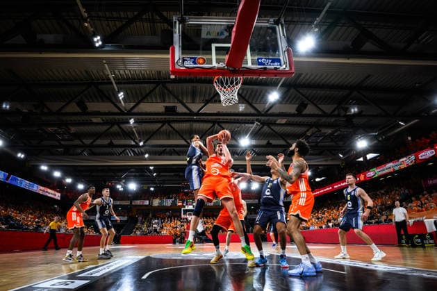 22.05.2026, Rasta Dome, Vechta Basketball, easyCredit Bundesliga, Playoffs Viertelfinale, Rasta Vechta vs. ALBA Berlin Zweikampf zwischen Tibor Pleiß Pleiss ( 22 Vechta) und Norris Agbakoko ( 17 Berlin) unter dem Korb