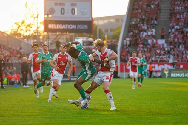 Deutschland: Fussball 2. Bundesliga Relegation 2025 - 2026 - Rot Weiss Essen vs SpVgg Greuther-Fürth - Stadion an der Hafenstraße (Essen): Noel Futkeu (SpVgg Greuther Fürth, 9) Ben Hüning Ben Huening (Rot-Weiss Essen, 15) Zuschauer, Fans, Tribüne Copyright: xJOERANxSTEINSIEKx
