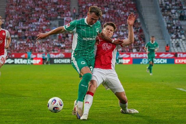 Deutschland: Fussball 2. Bundesliga Relegation 2025 - 2026 - Rot Weiss Essen vs SpVgg Greuther-Fürth - Stadion an der Hafenstraße (Essen): Felix Klaus (SpVgg Greuther Fürth, 30) Michael Kostka (Rot-Weiss Essen, 2) Copyright: xJOERANxSTEINSIEKx