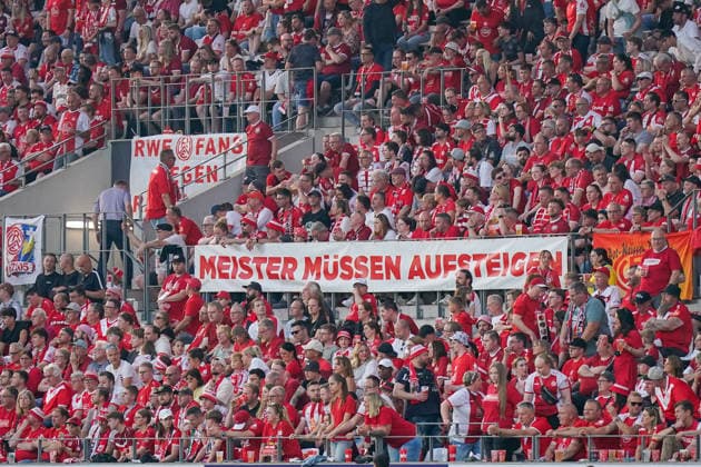 Deutschland: Fussball 2. Bundesliga Relegation 2025 - 2026 - Rot Weiss Essen vs SpVgg Greuther-Fürth - Stadion an der Hafenstraße (Essen): Meister Müssen Aufsteigen - Banner Protest, Tribüne, Fans Copyright: xJOERANxSTEINSIEKx
