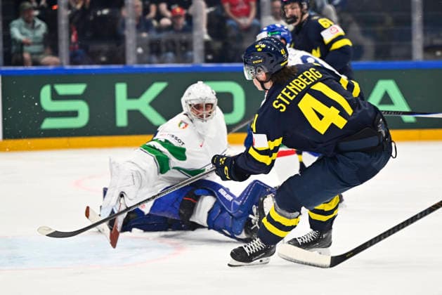 FRIBOURG, SWITZERLAND 20260522 Sweden s Ivar Stenberg celebrates after 2-0 behind Italy s goalie Damian Clara during Friday s match in the Ice hockey, Eishockey World Championship, WM, Weltmeisterschaft (Group B) between Sweden and Italy at the BCF Arena, Fribourg, Switzerland.