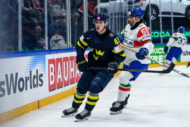 260522 Ivar Stenberg of Sweden celebrates after 3-0 during the 2026 IIHF Ice hockey, Eishockey World Championship, WM, Weltmeisterschaft match between Sweden and Italy on May 22, 2026 in Fribourg. Photo: Jesper Zerman BILDBYRAN kod JZ JZ0726 ishockey ice hockey ishockey-vm 2026 vm 2026 iihf world championship sverige sweden italien italy bbeng jubel Copyright: JESPERxZERMAN BB260522JZ117
