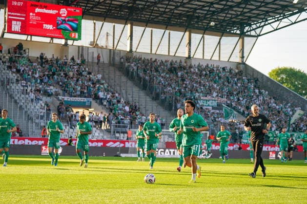 Deutschland: Fussball 2. Bundesliga Relegation 2025 - 2026 - Rot Weiss Essen vs SpVgg Greuther-Fürth - Stadion an der Hafenstraße (Essen): Sayf Ltaief (SpVgg Greuther Fürth, 47) und Team auf dem Platz vor den mitgereisten Gästefans Copyright: xJOERANxSTEINSIEKx